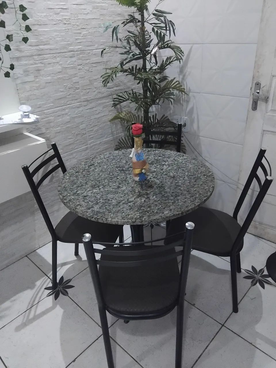 Mesa com 4 cadeiras p pequenos espaços 
