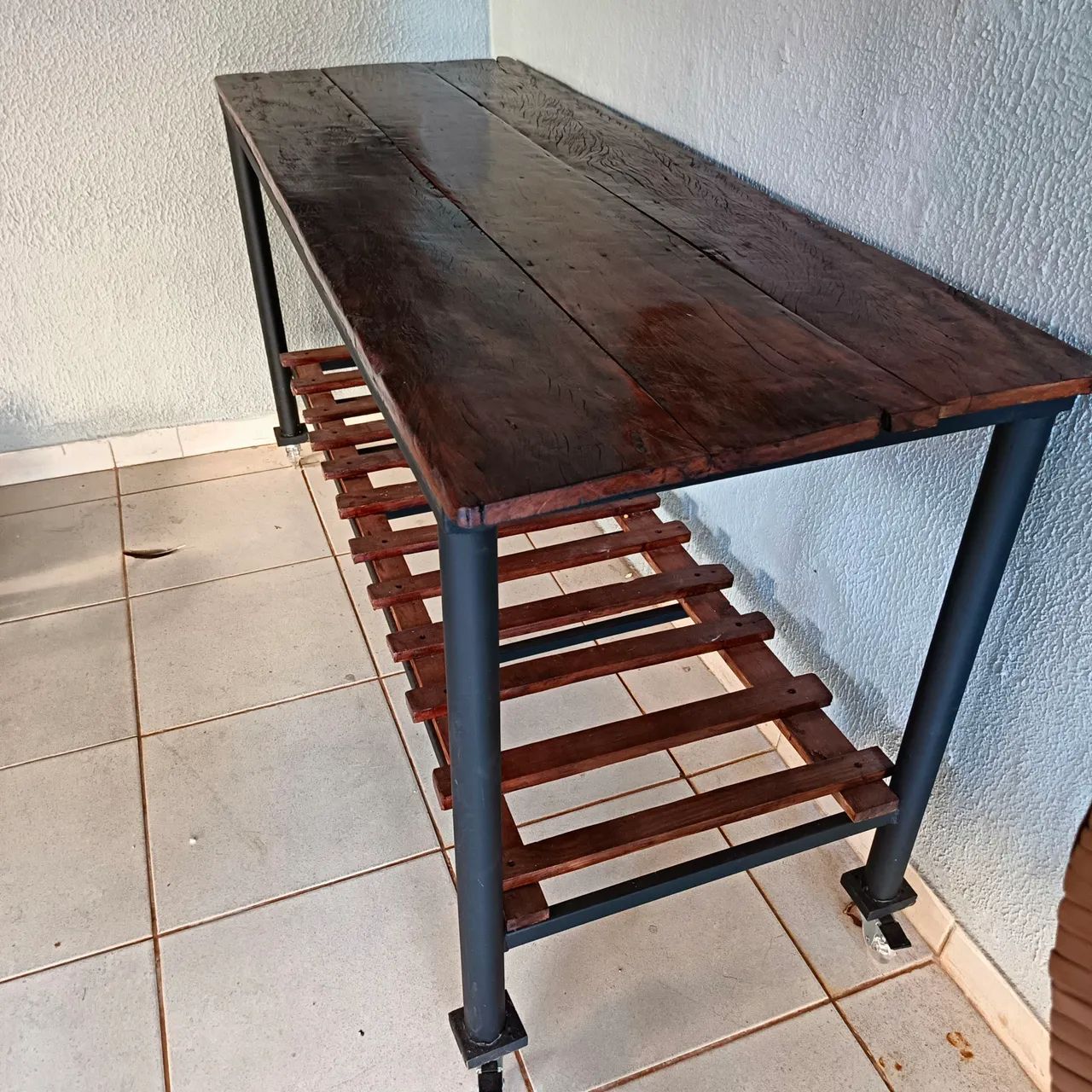 Mesa industrial com peroba e rodinhas de silicone.
