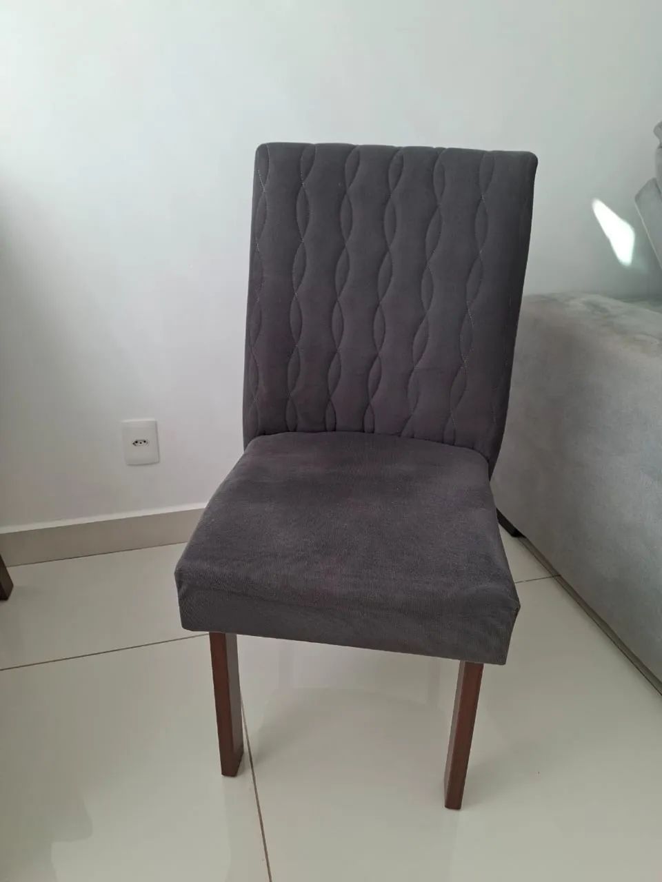 4 Cadeiras estofadas cinzas  com pés de madeira  - Foto 4