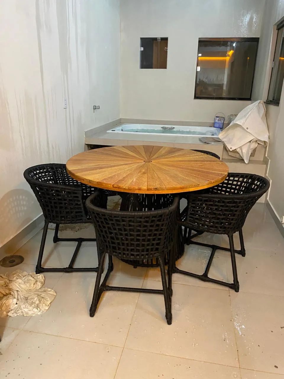 Mesa com 6 cadeiras em corda náutica.