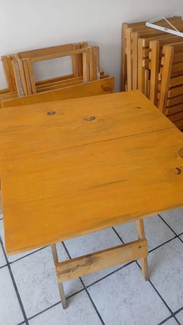 Jogo de mesa e cadeira de madeira  