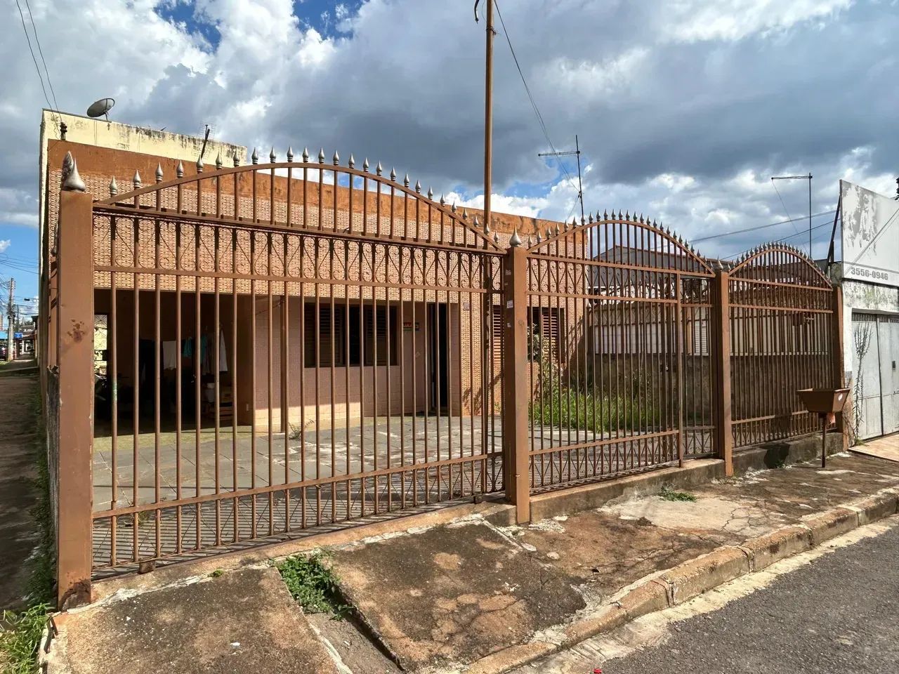 CASA DE ESQUINA COM LAJE NO SETOR OESTE GAMA