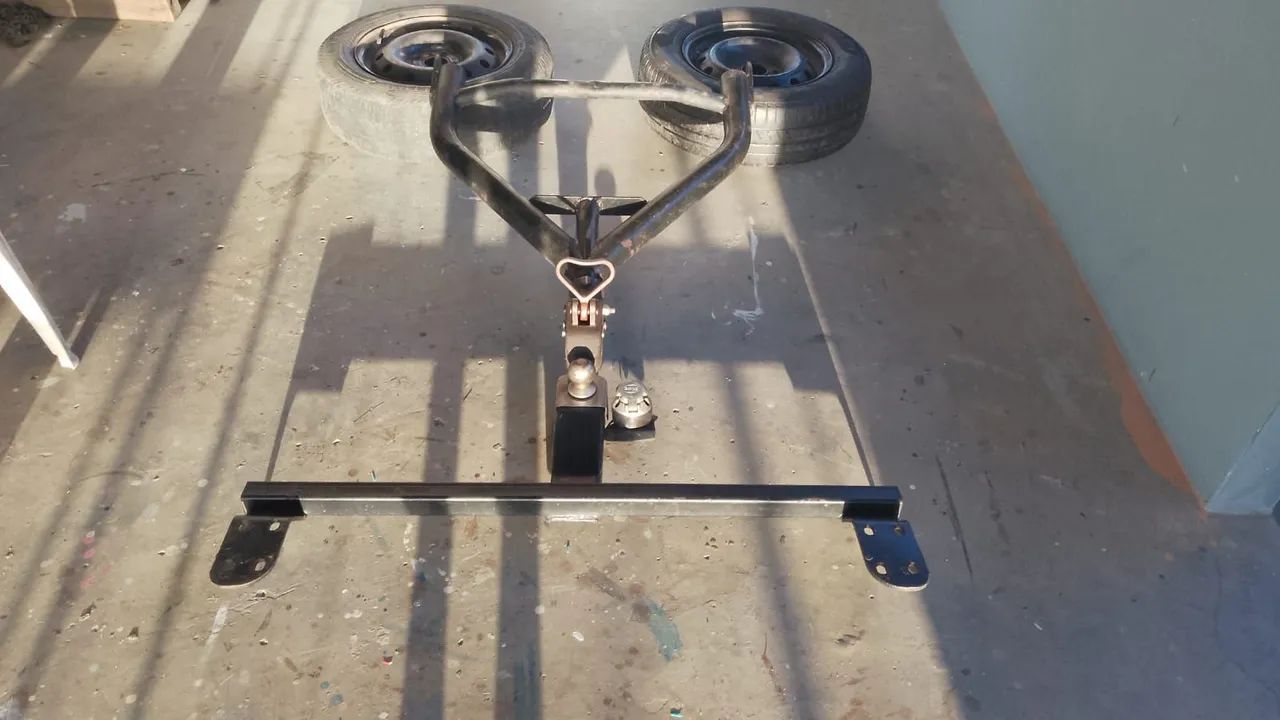 Engate de carroça e 02 pneus