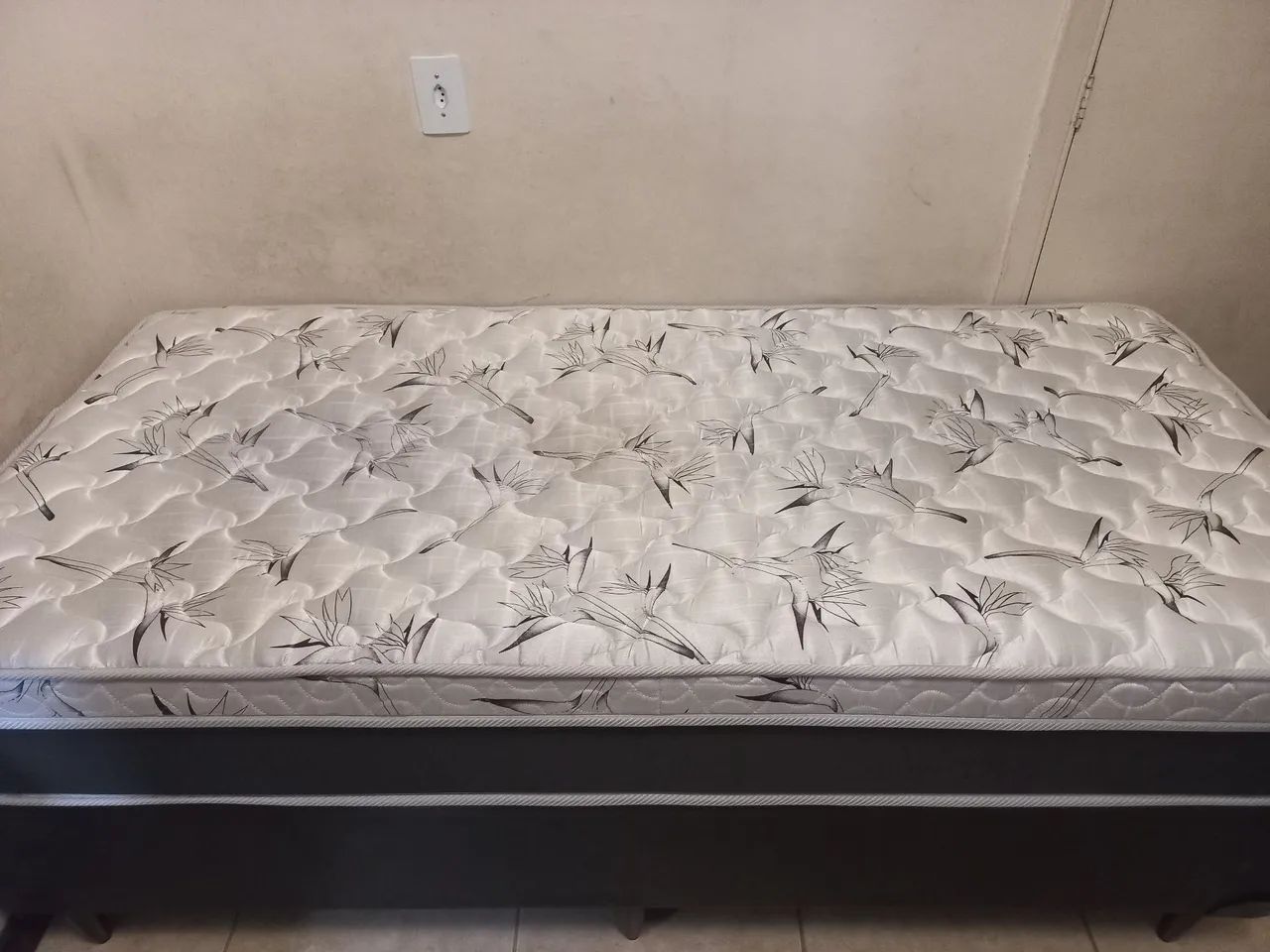 Vendo cama box solteiro com colchão  - Foto 5