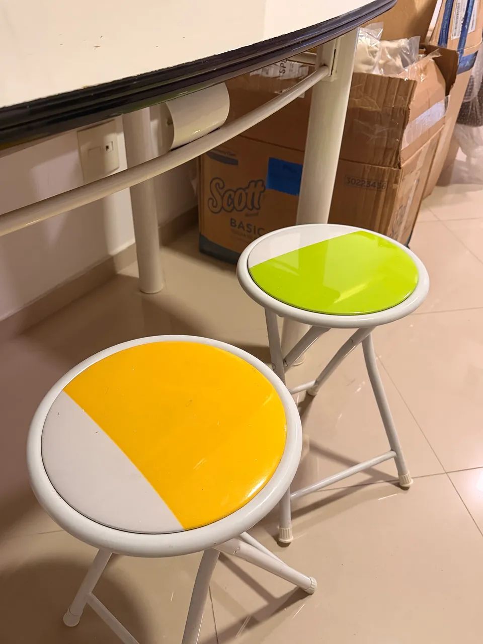 Conjunto mesa jantar e banquinhos de alumínio branco - Foto 2