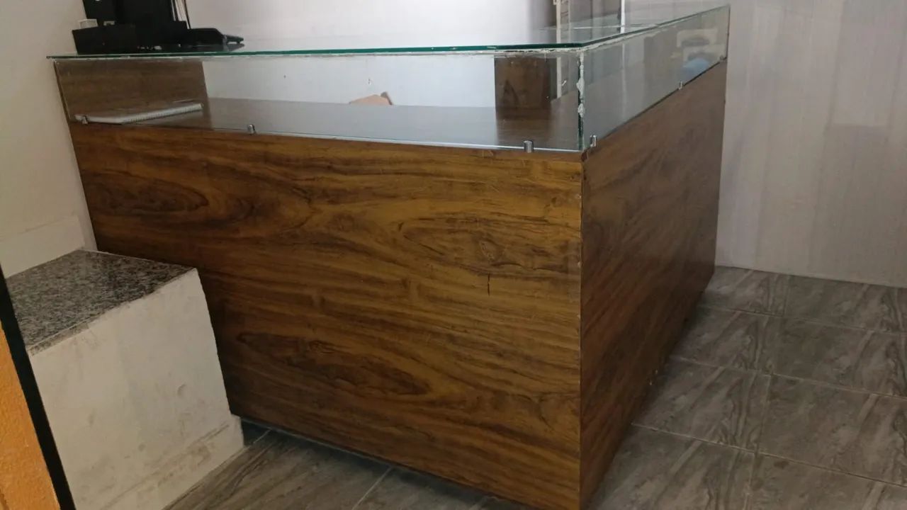 Vende-se balcão 100% MDF com vidro 