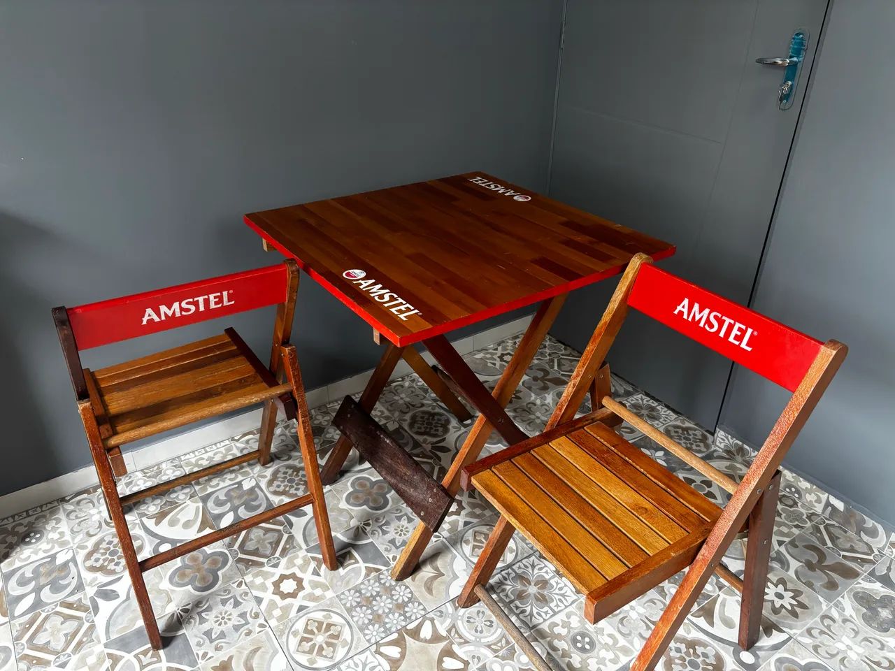 Mesa e cadeira Amstel de madeira.