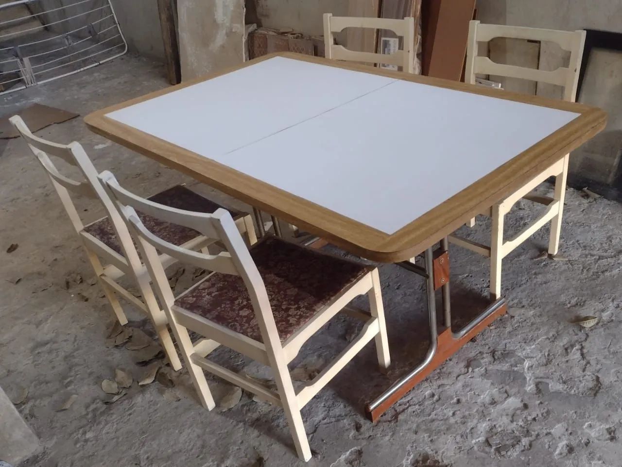 Mesa de madeira maciça com 4 cadeiras 