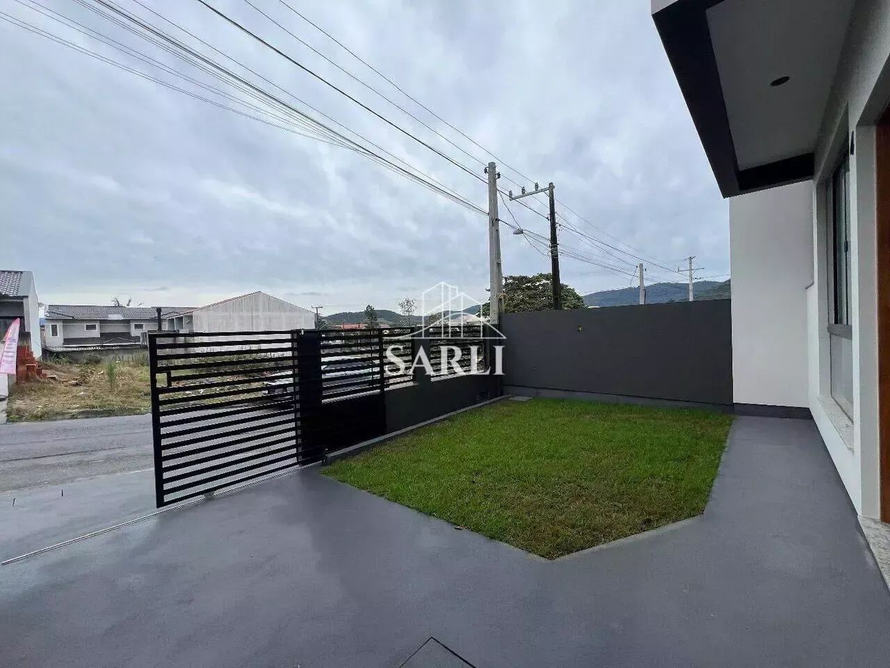 Sobrado com 3 dormitórios 1 suíte com sacada e quintal 2 vagas - São José/SC - Foto 3