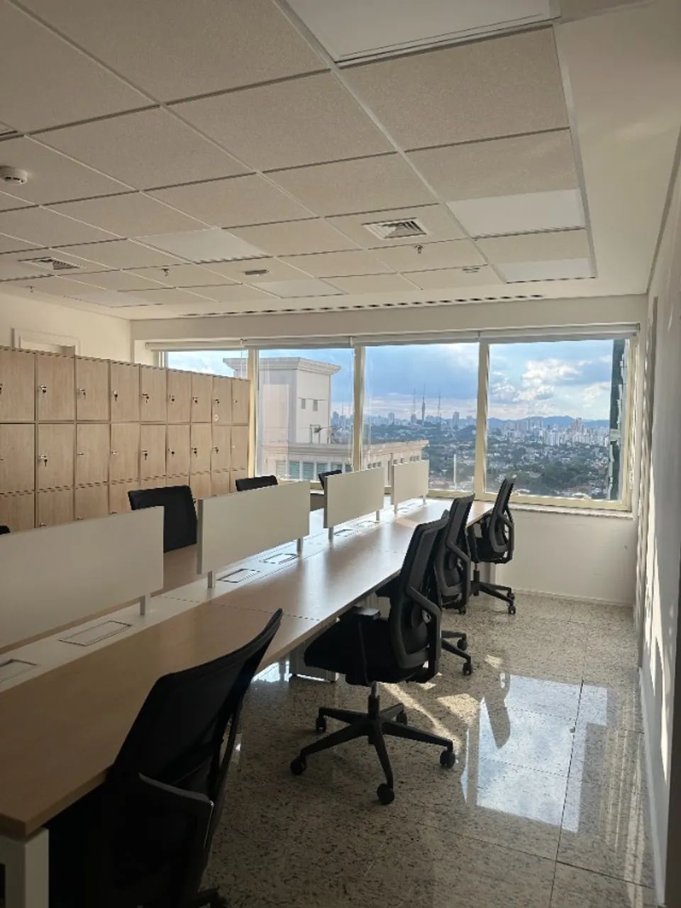 Lote mobiliário corporativo quase novo: 60 cadeiras, estações de trabalho, armários. - Foto 5
