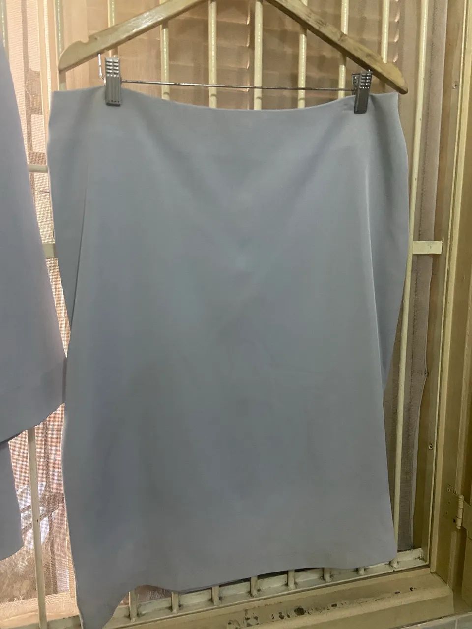Conjunto de saia e blaizer cinza GG - Foto 4