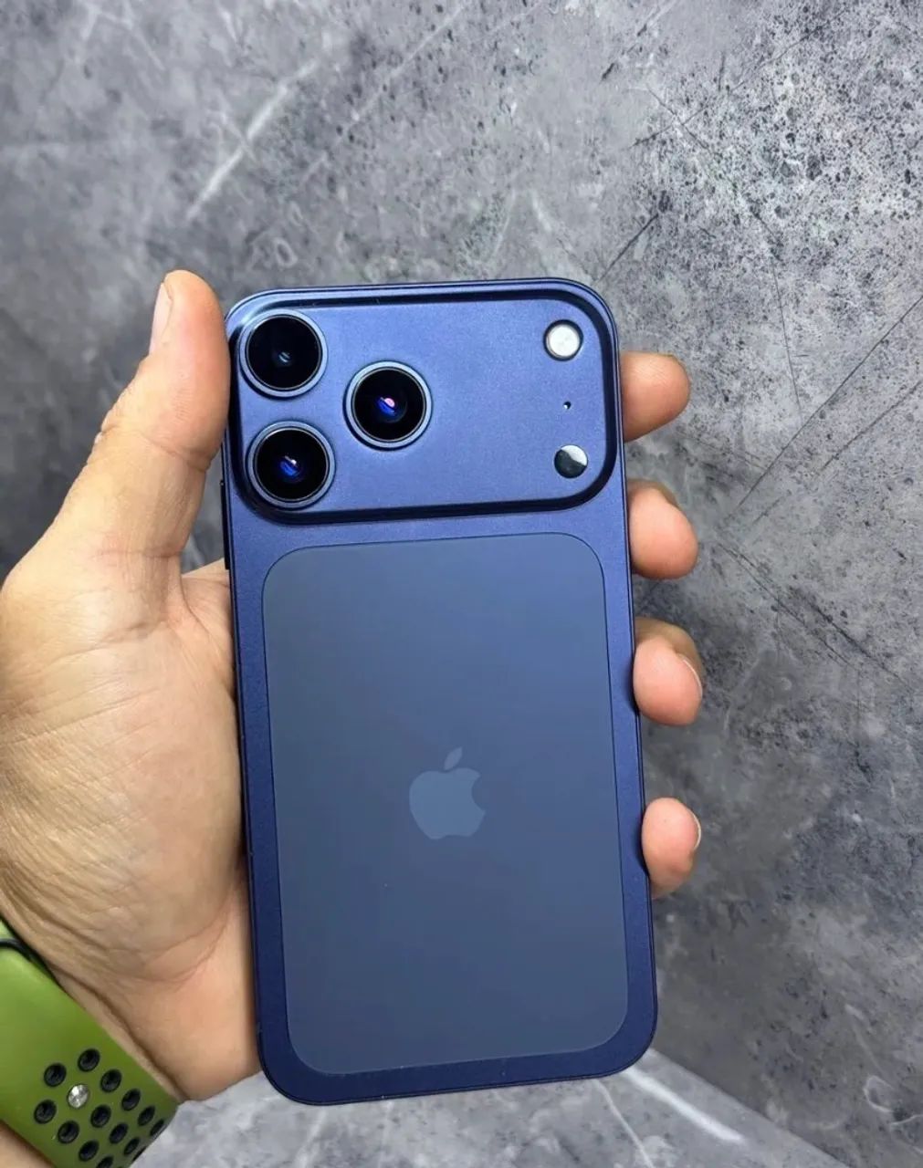 Vendo IPhone 11 Remodelado 17 Pro azul Semi Novo!  - Foto 2