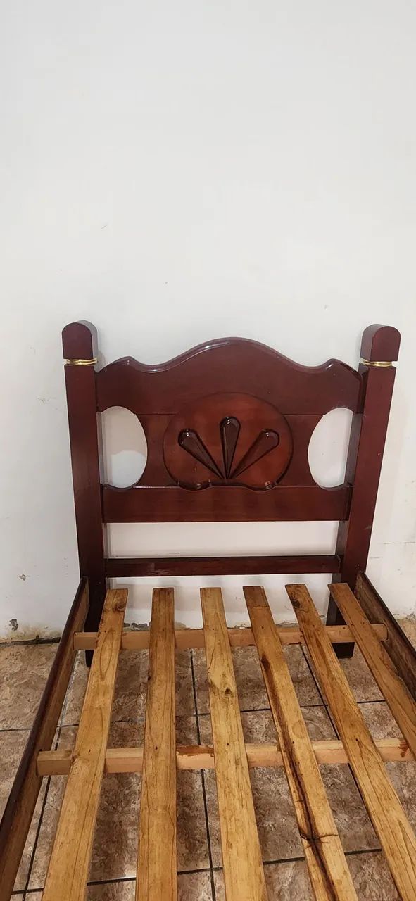 Cama de solteiro  de madeira 
