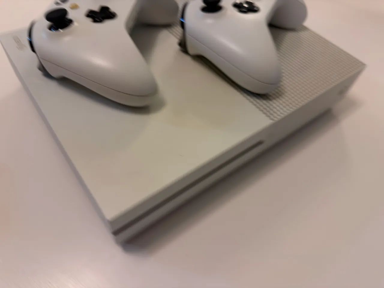 XBox One S - 1 TB + 2 Controles - Foto 3