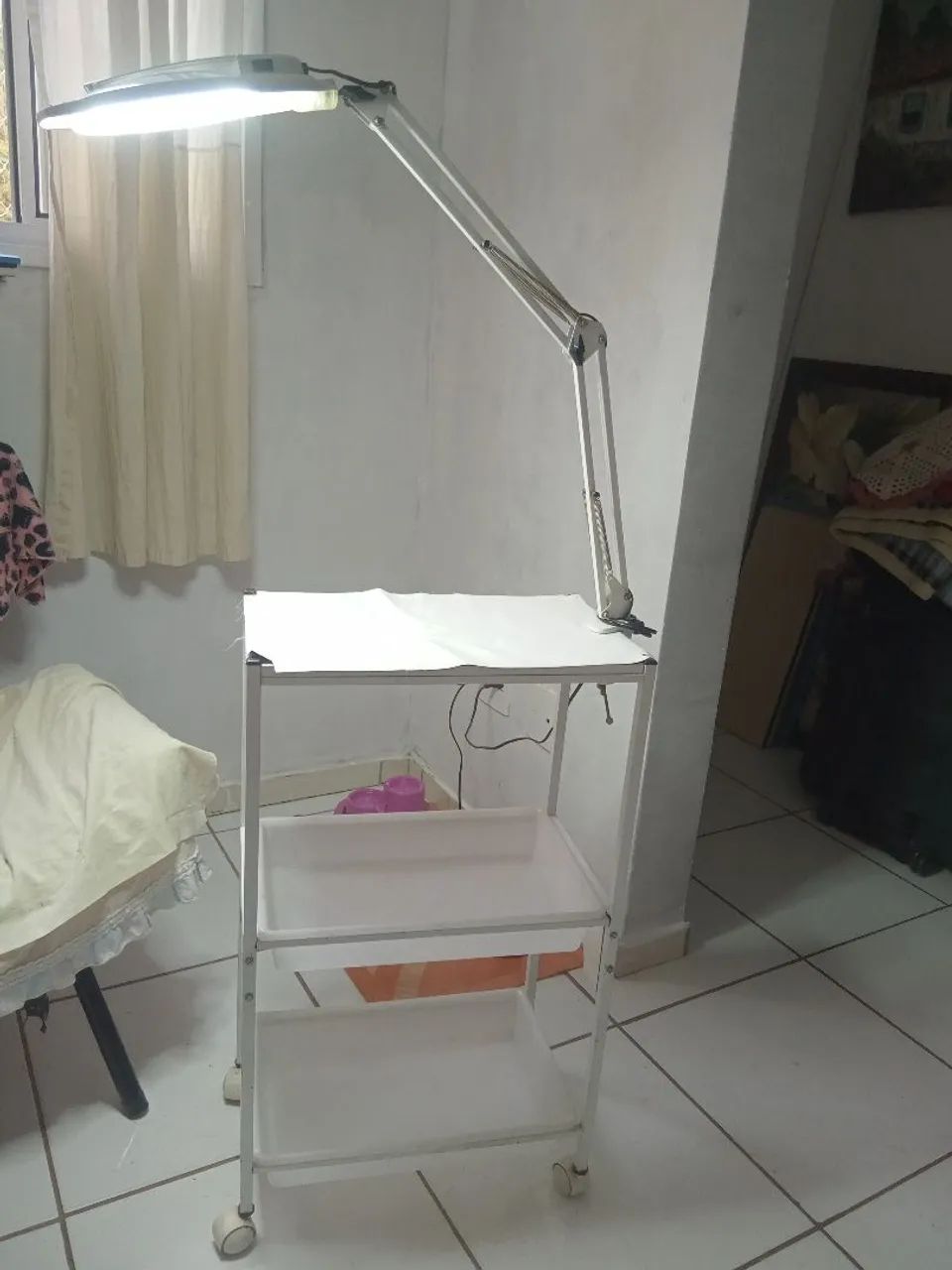 Carrinho auxiliar e luminária 