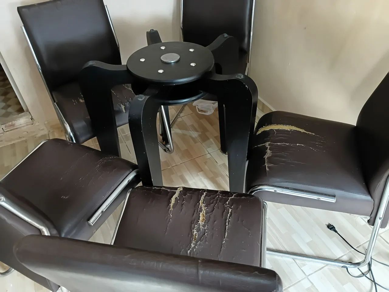 Mesa e cadeiras usadas - Foto 3
