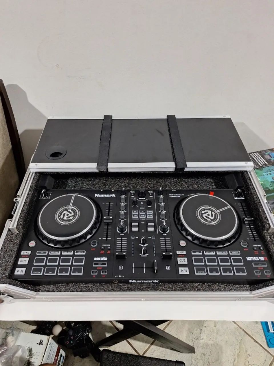 Controladora DJ Numark Mixtrack Pro FX + Case Personalizado - Foto 2