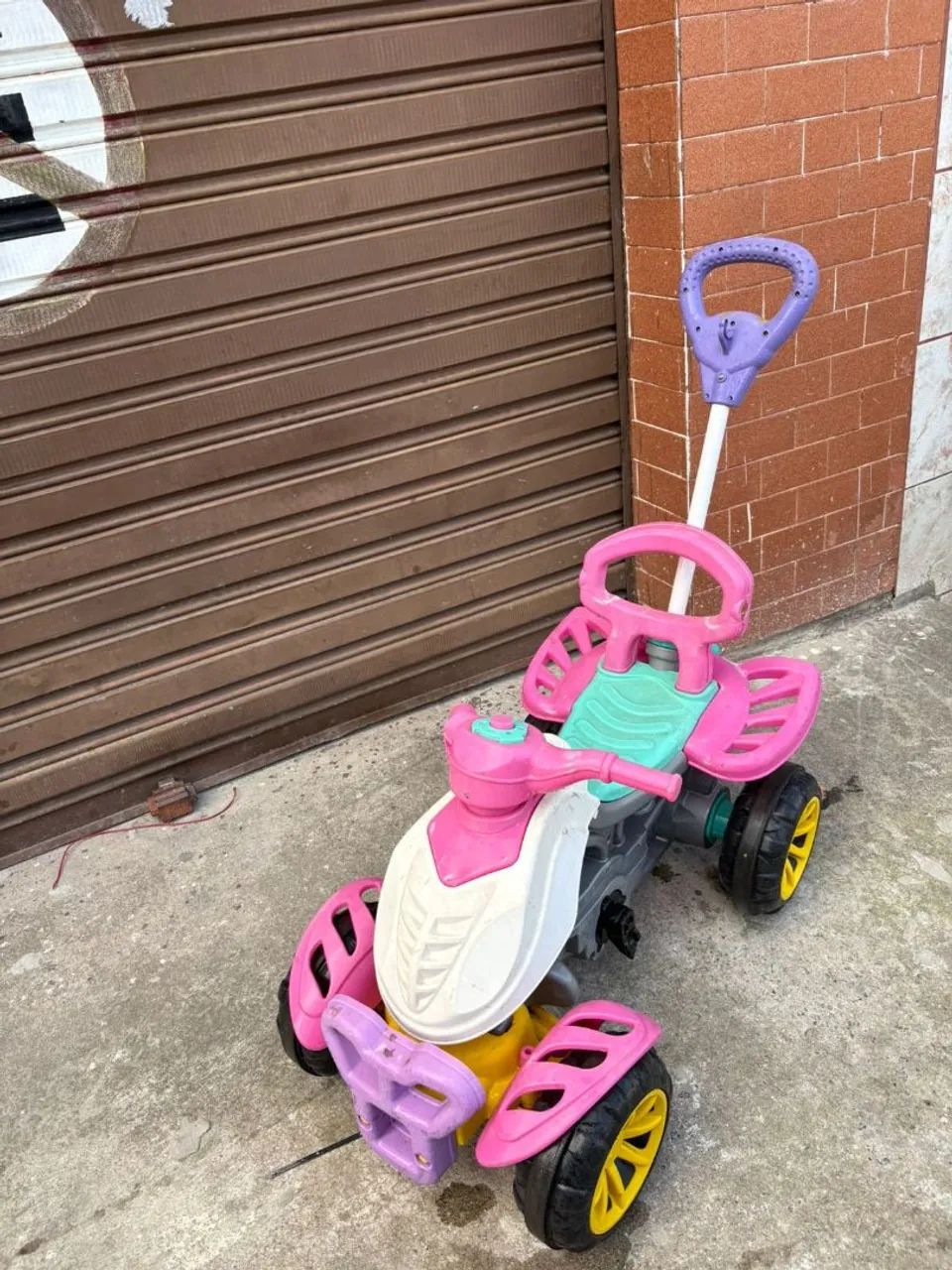 Quadriciclo infantil com empurrador 