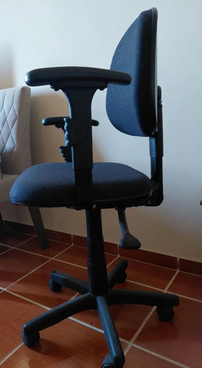 Cadeira giratória e ajustável  - Foto 2