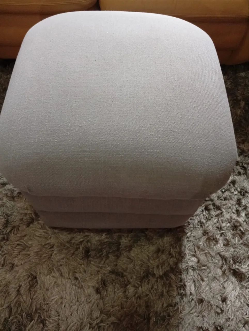 Puff decorativo super acochoado tamanho 50x 50  tecido cinza em ótimo estado  - Foto 3