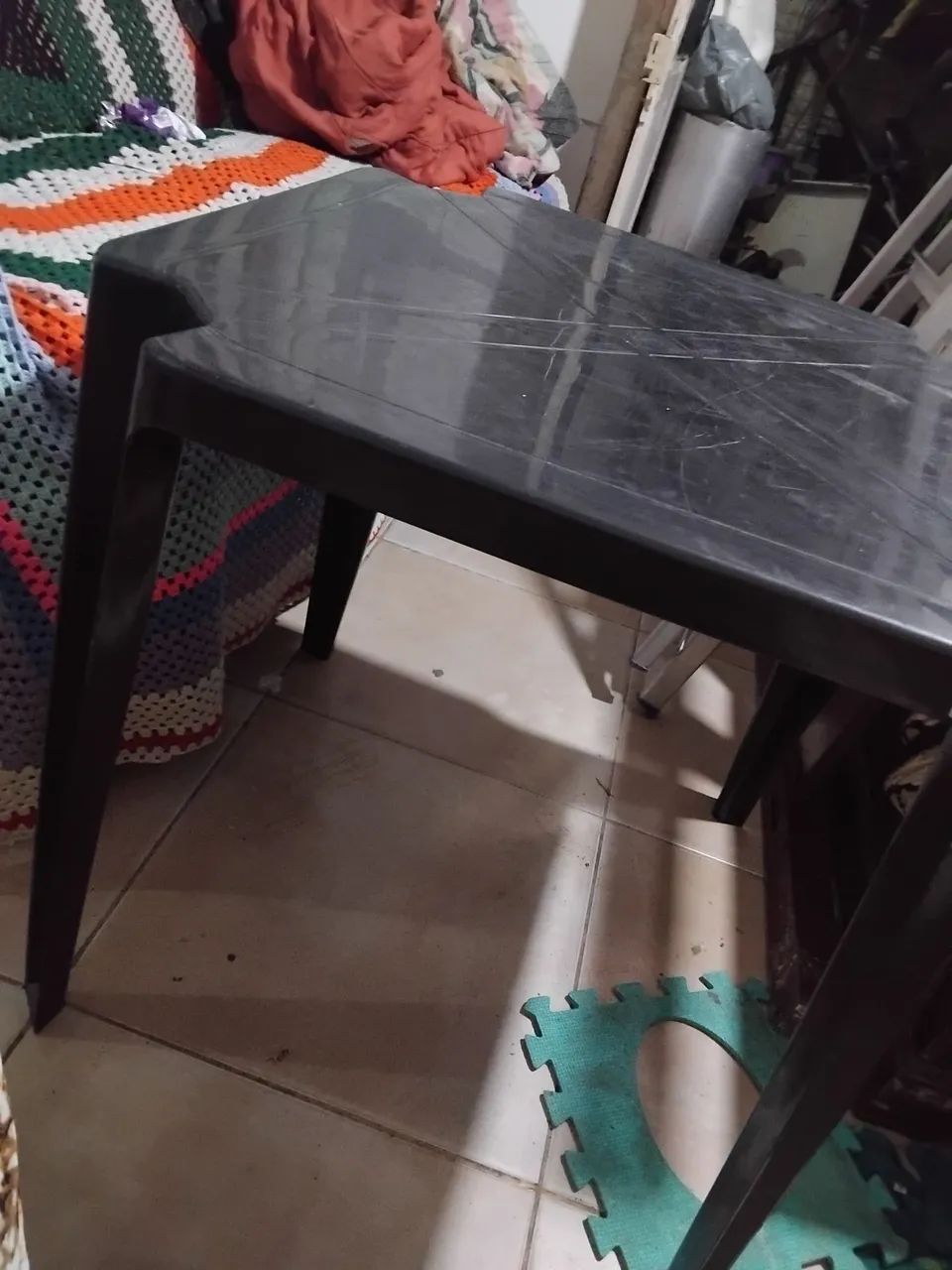 Mesa plástica preta e so a mesa so uma nao tenho cadeiras nao desmonta venda 
