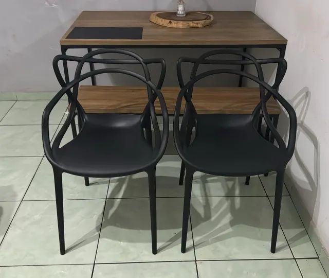 Mesa com banco e duas cadeiras  - Foto 4
