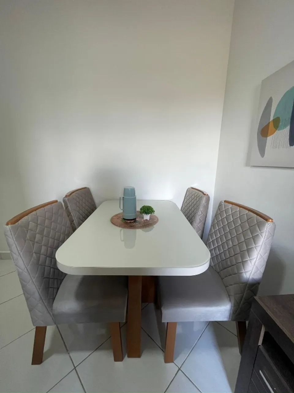 Mesa de Jantar com 4 Cadeiras à venda!