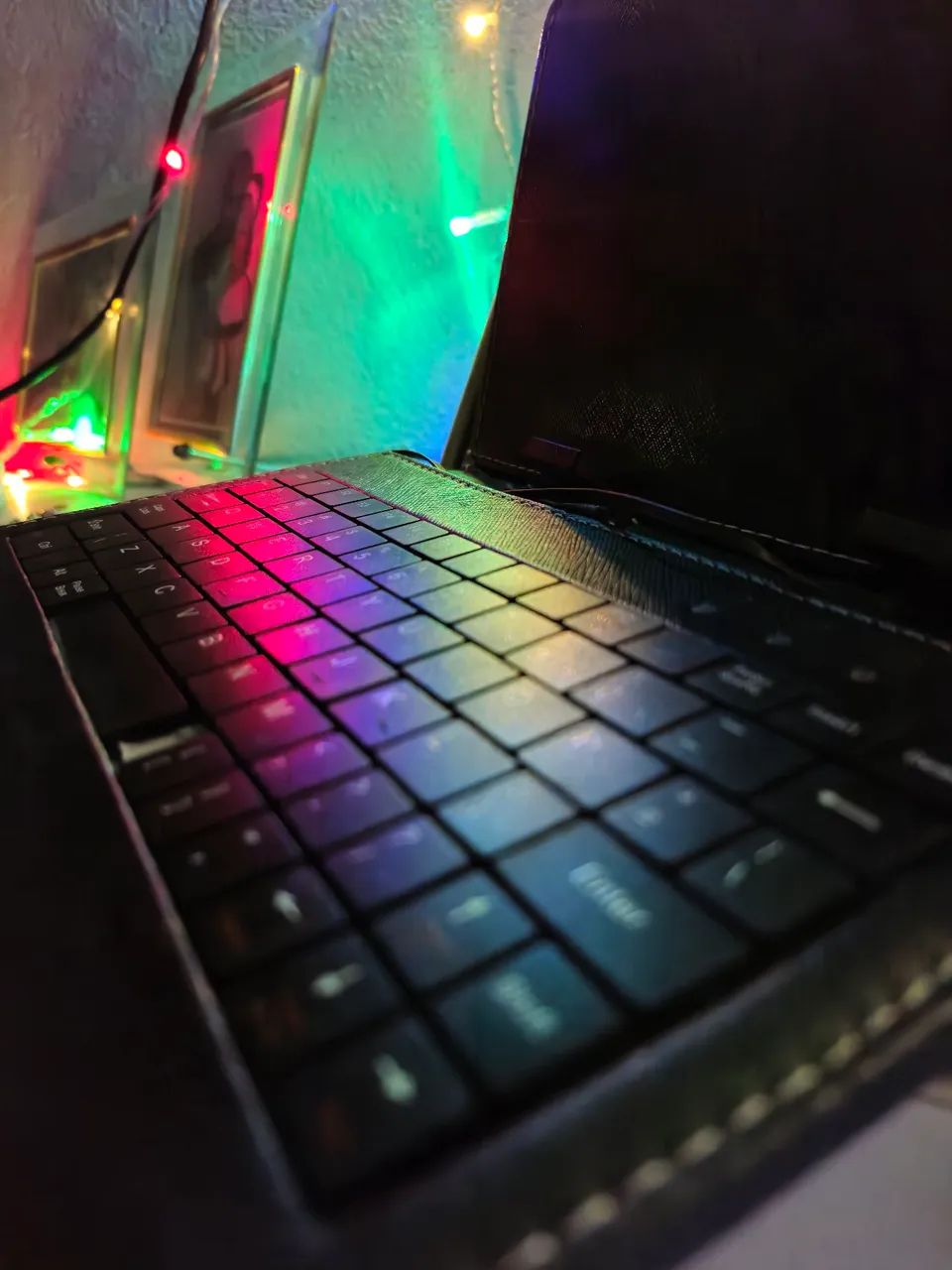Capa com Teclado para Tablet - Praticidade Total! - Foto 2
