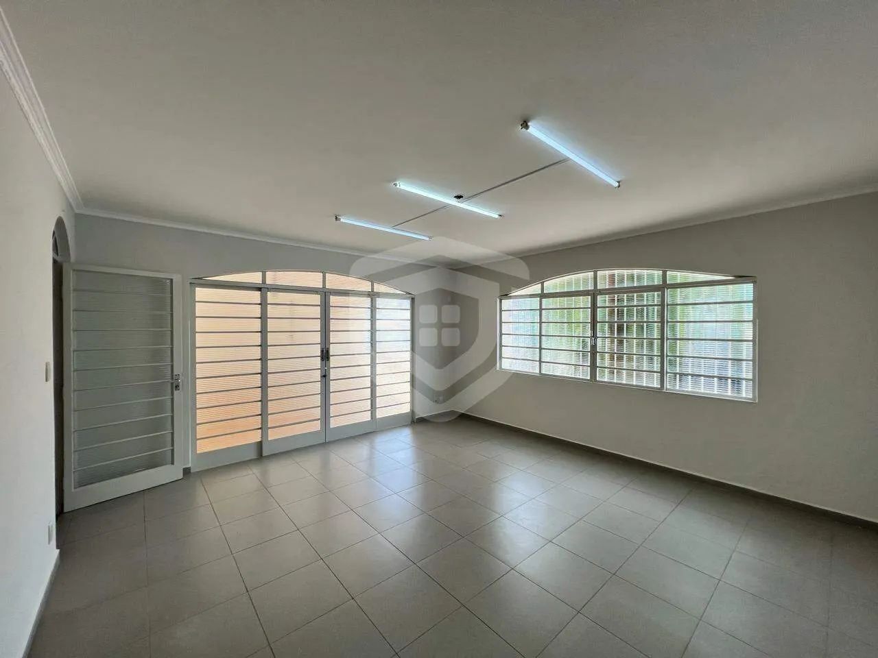 CASA COMERCIAL E RESIDENCIAL, ÓTIMA LOCALIZAÇÃO.