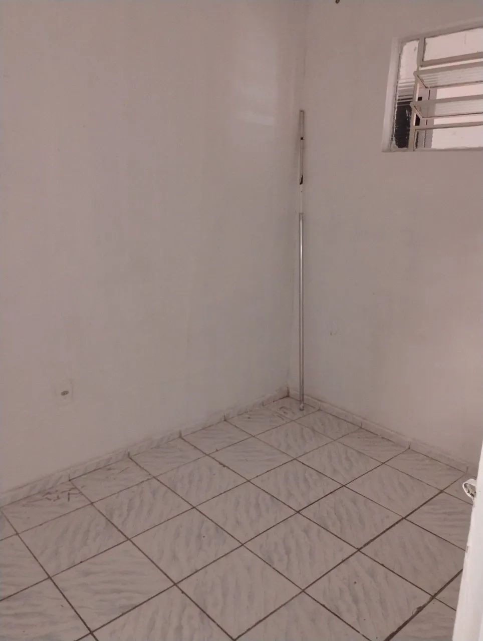 Alugo kitnet com quarto sala única banheiro e área de serviço  - Foto 3