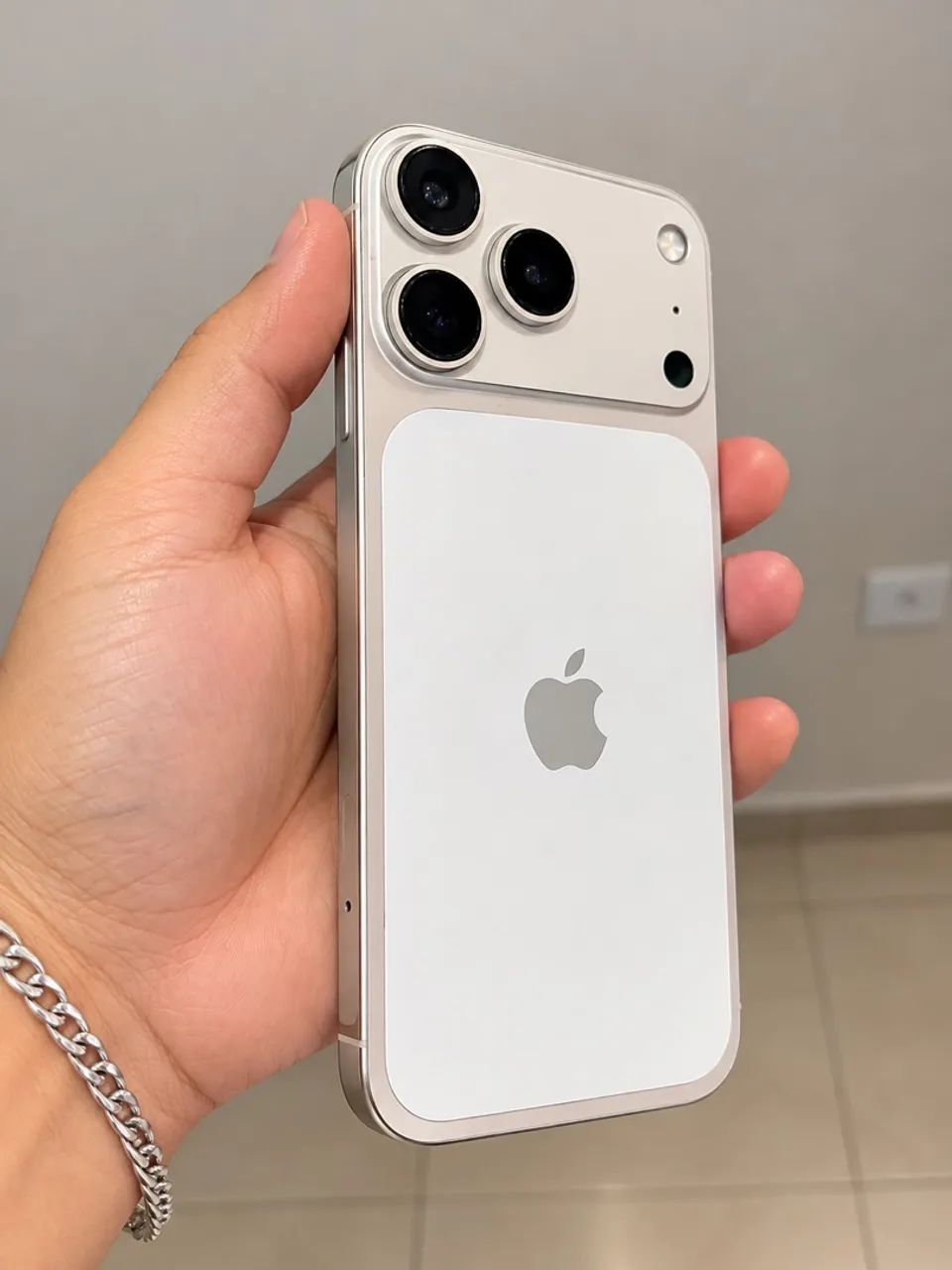 Vende se iPhone 11 com carcaça 17 pro Impecável 