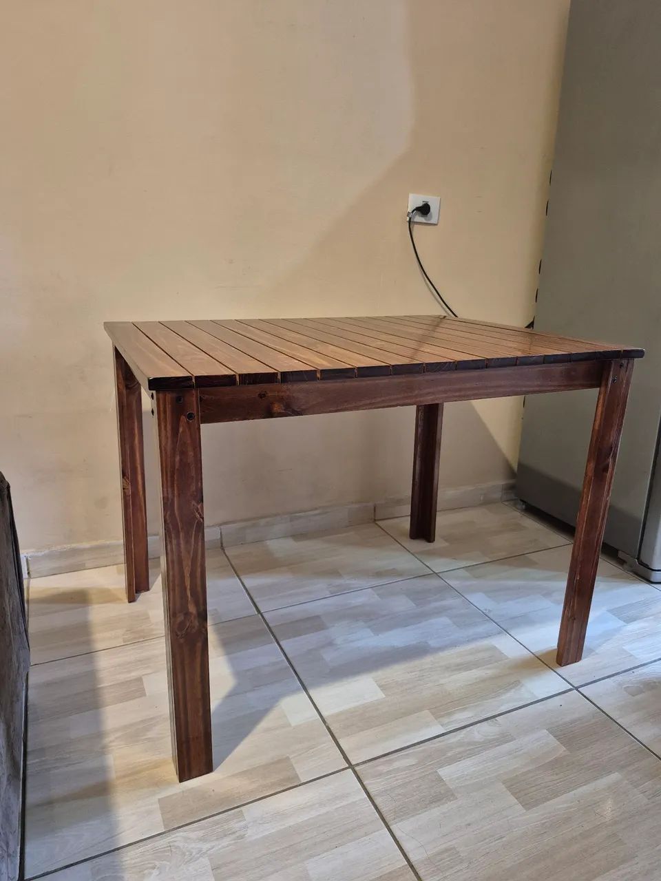 Mesa de Madeira com 4 Cadeiras - Foto 2