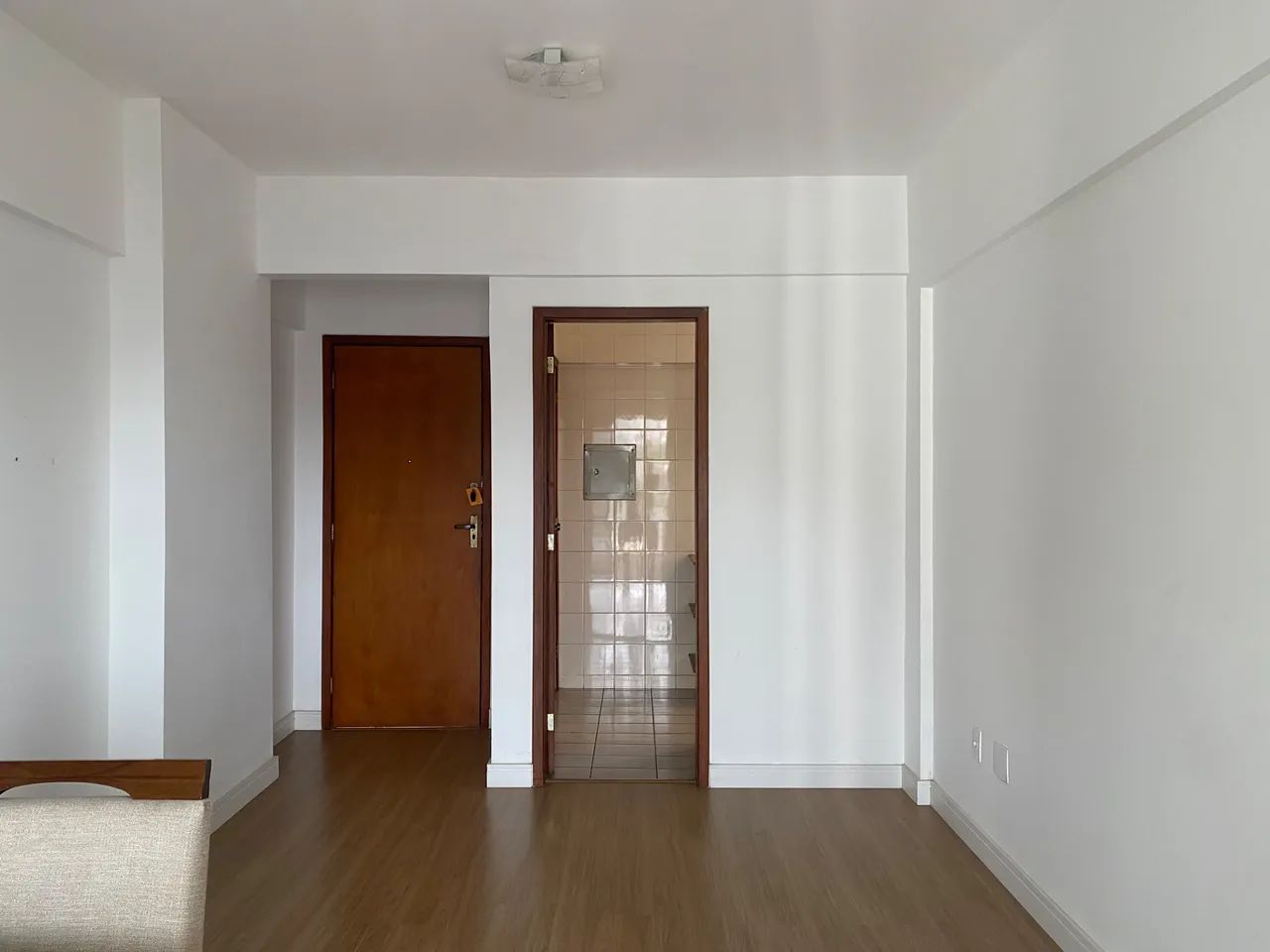 Mobiliado, com varanda e vaga para locação - Foto 4