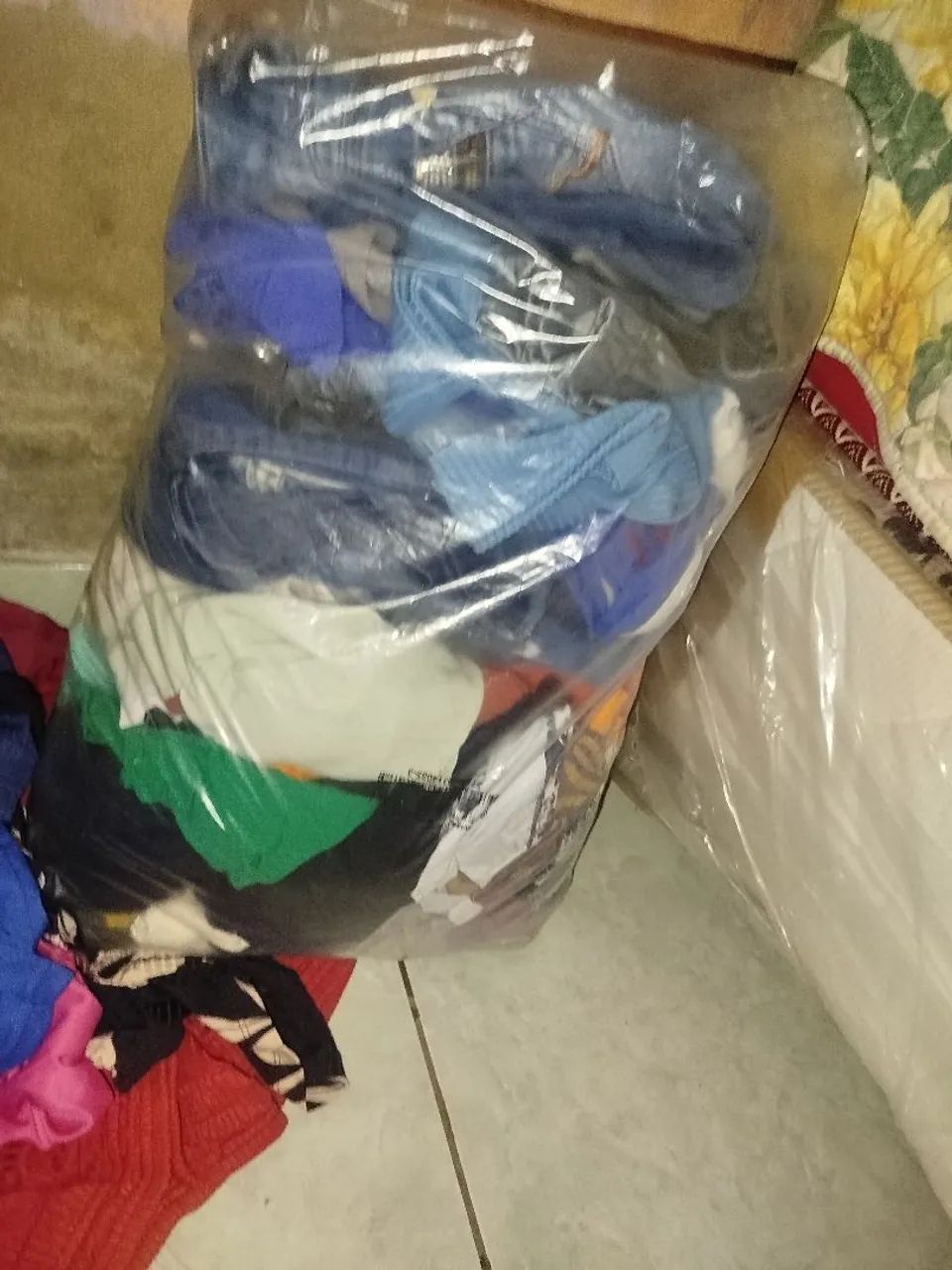 Um saco de Roupas usadas 40 peças 