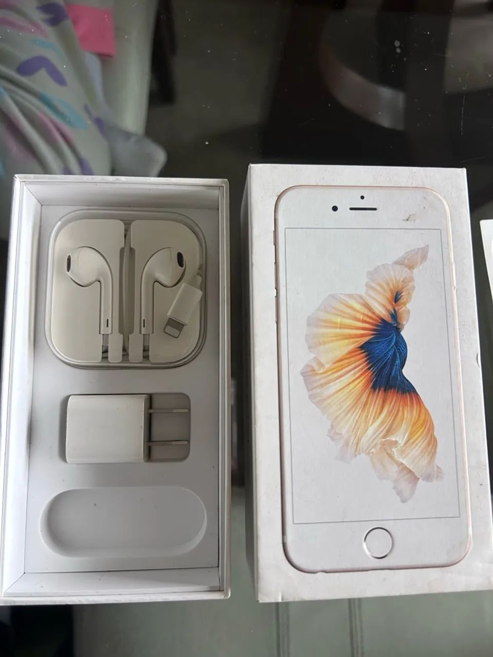 Caixa para IPhone 6s com plug e adesivos originais e chave 