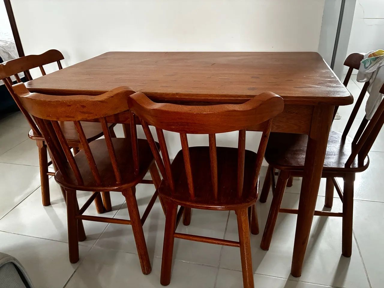 Vendo mesa de madeira 4 cadeiras nova 