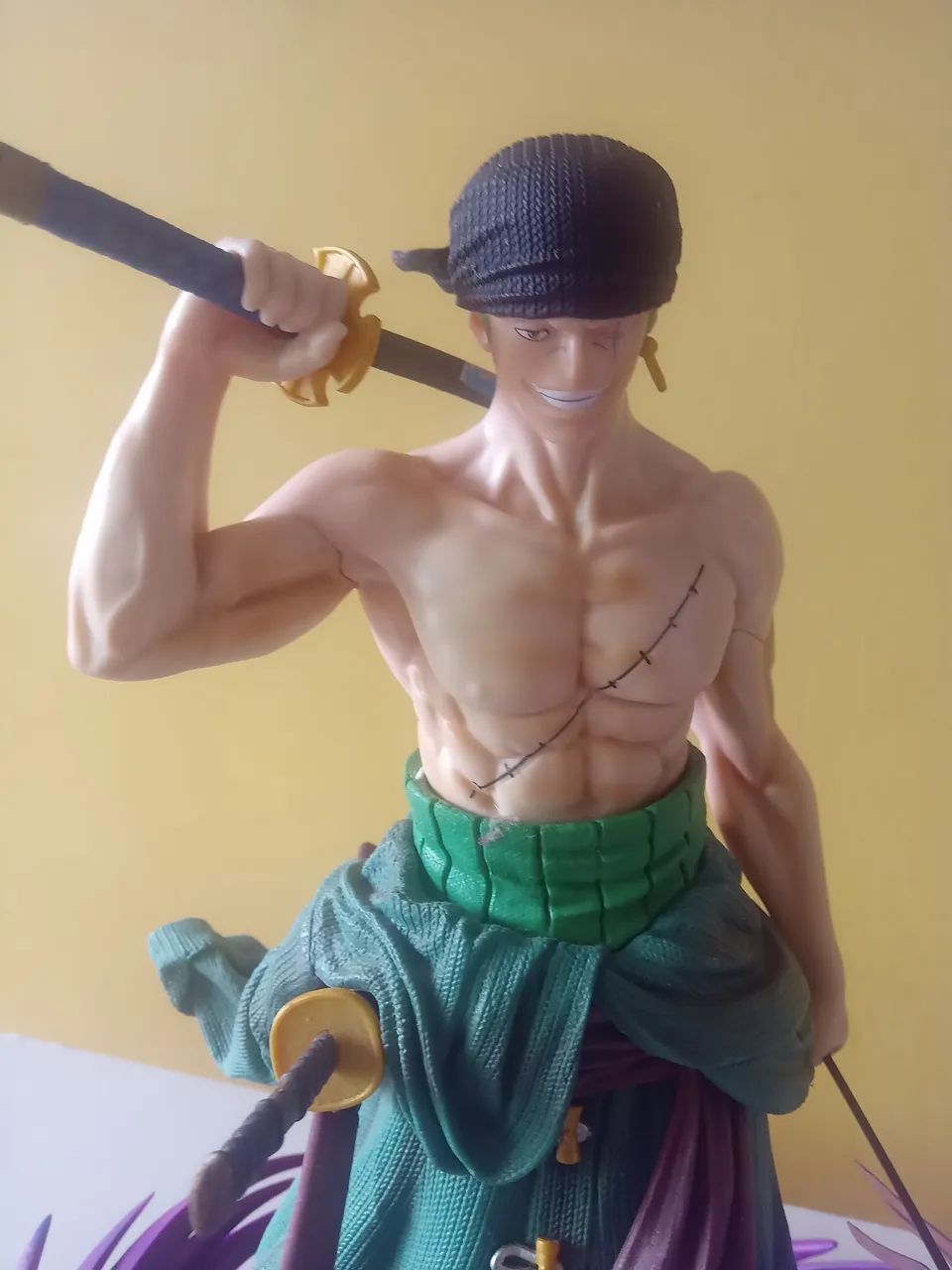 Figure Roronoa Zoro, + Figure Bônus Itachi - Foto 3