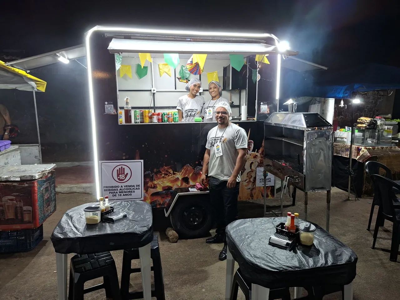 Churrasco Grelhados na brasa em espetos.