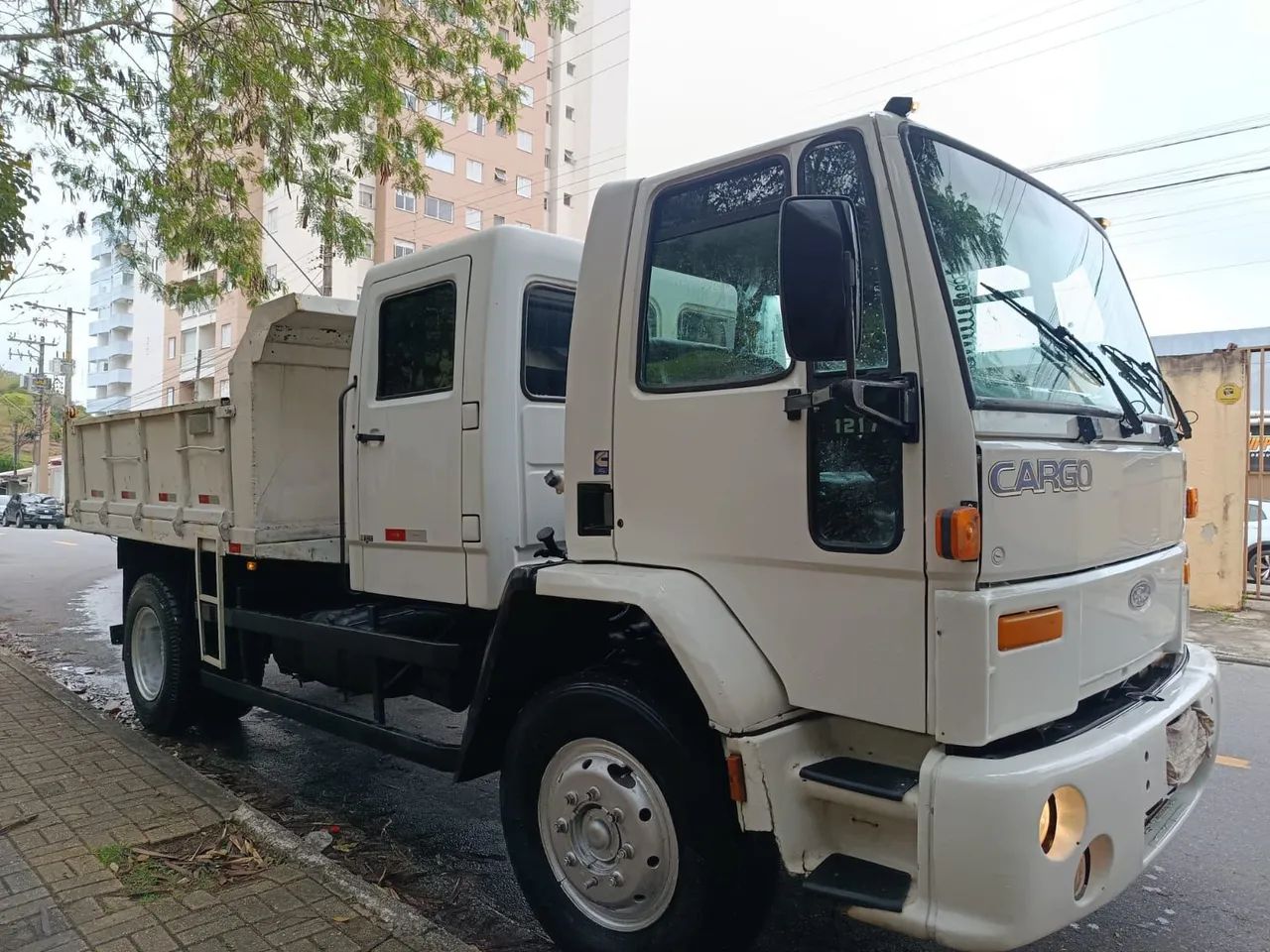 Caminhão cargo com cabine suplementar  - Foto 2