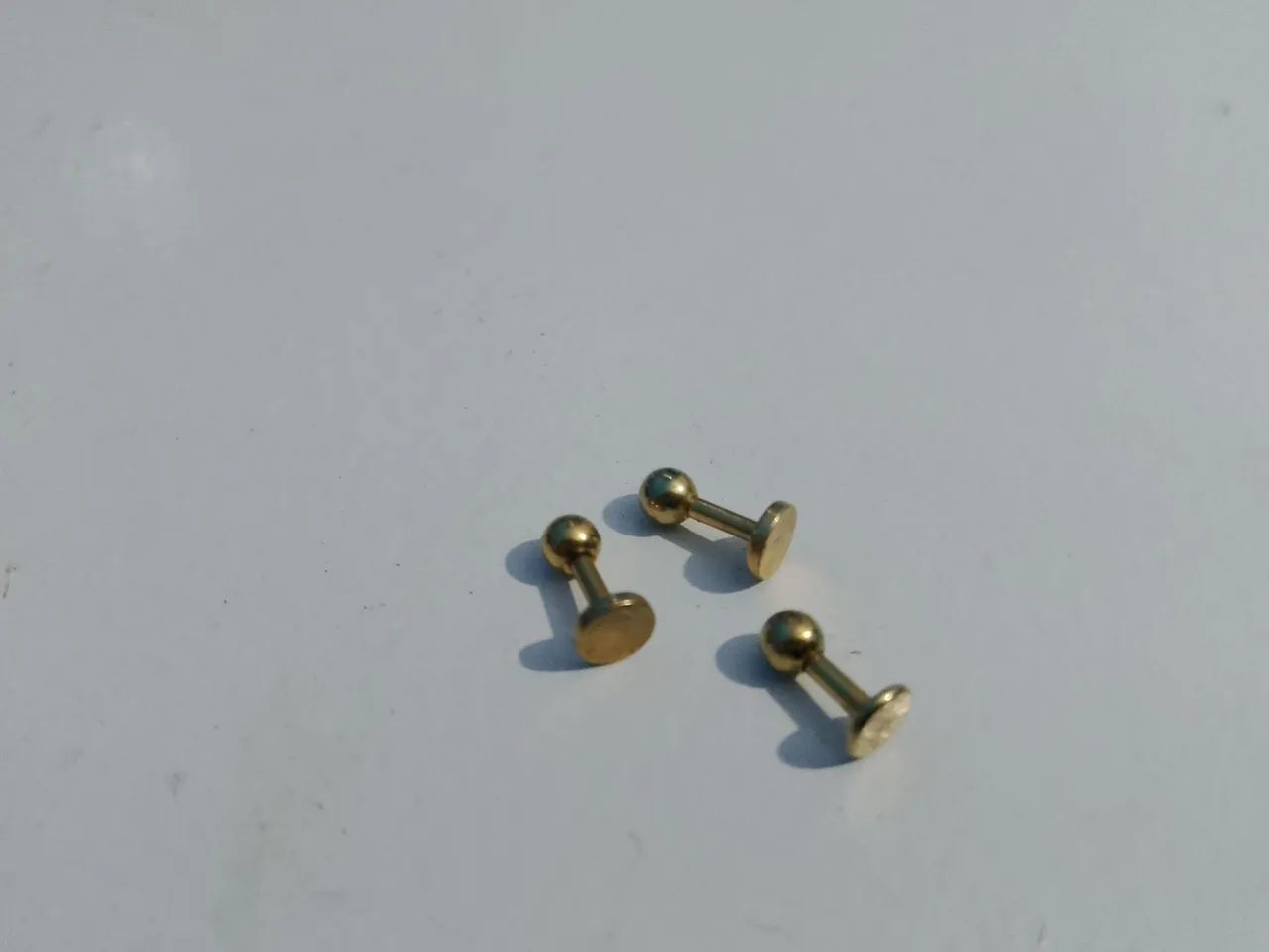 Kit 3 piercings labret dourado  - Foto 2