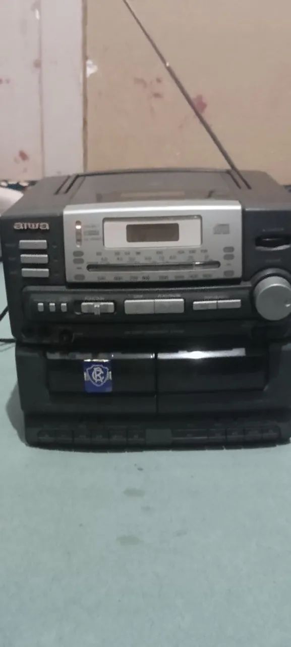 Mini System Aiwa anos 90 pegando CD e rádio am e fm