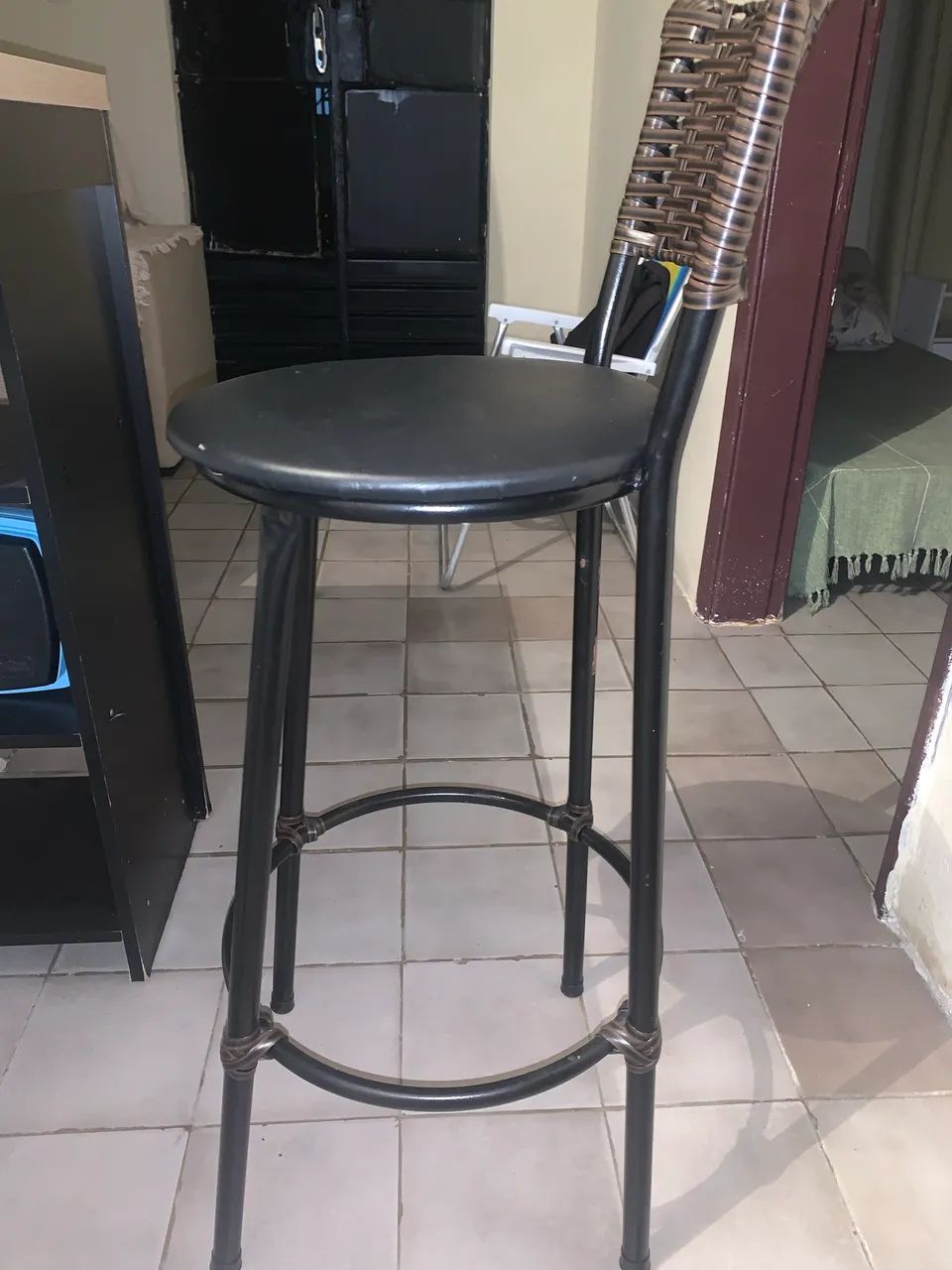 VENDO MESA COM 3 CADEIRAS - Foto 4