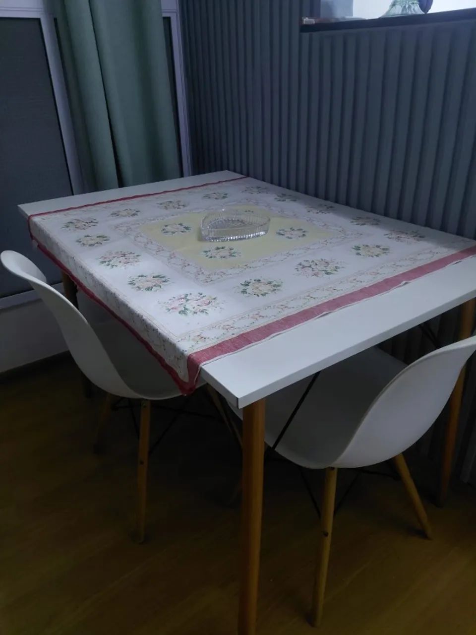 Mesa Branca com 2 Cadeiras Eames Brancas, Pés de Madeira - Foto 2
