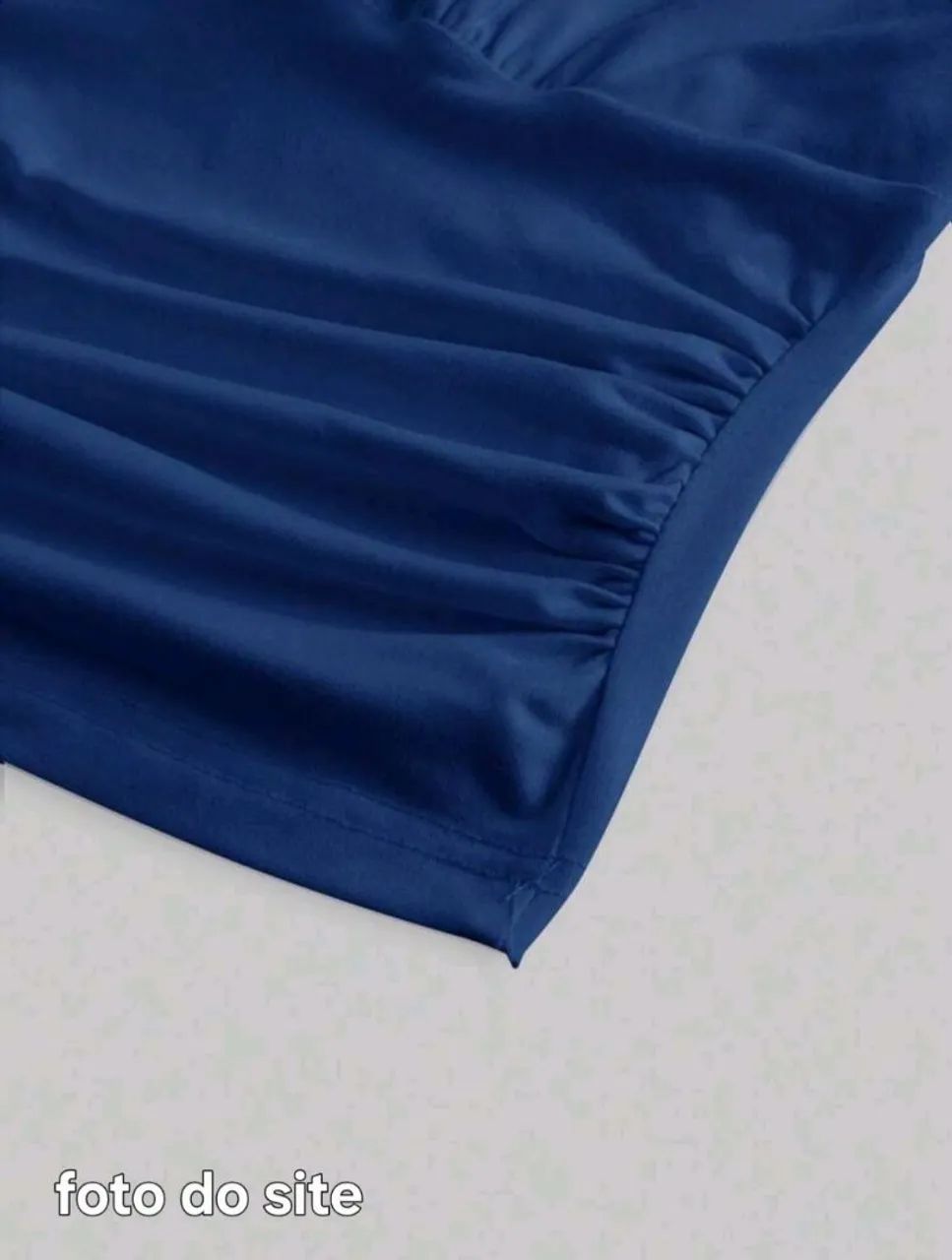 Blusa azul com alcinha de amarrar e meio decote na frente. - Foto 4
