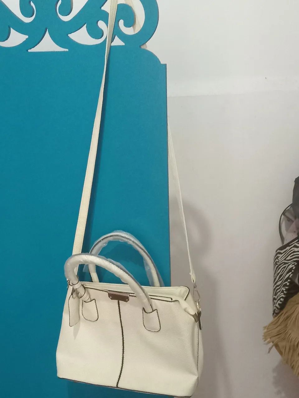 Bolsa de ombro e mão estruturada em tom off-white Couro PU - Foto 4