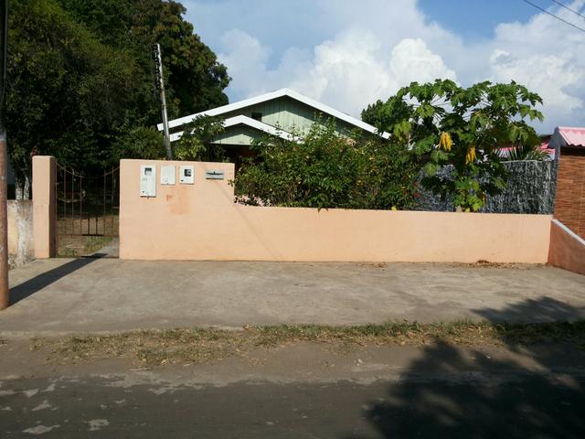 Terreno em itacoatiara com duas casas no centro