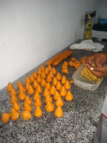 Bombom e salgados congelados e sobre mesas e panetone salgado vários sabores - Foto 5
