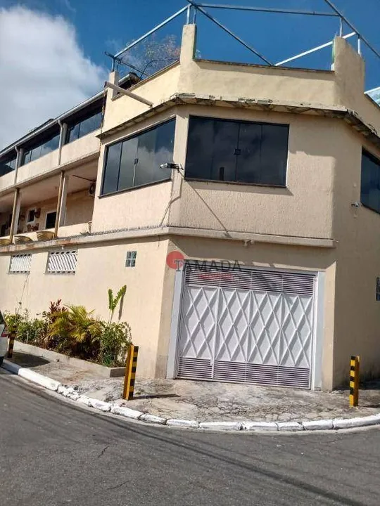 Sobrado na Zona Leste com 3 dormitórios ,sendo 1 suíte , com 5 vagas na garagem coberta ,