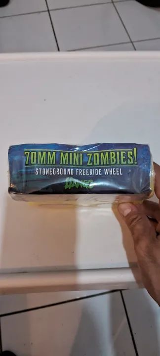 Dois jogos de Rodas de skate(Hawgs) e rolamentos(Mini-logo), NOVO - Foto 2