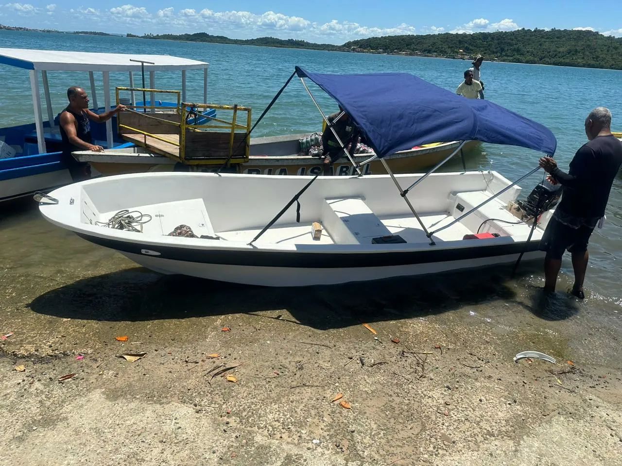 Barco de fibra de vidro, ideal para passeios e pescarias